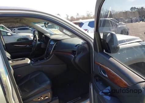 2015 Cadillac Escalade Luxury z USA, uszkodzony, nr VIN 1GYS4MKJ2FR743090